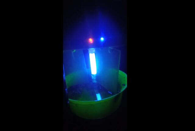 太阳能杀虫灯夜间工作发出是蓝紫光